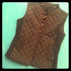 ✅ Olive green puffer vest with leopard lining